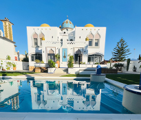 Villa lujosa estilo árabe con piscina y diferentes estancias 